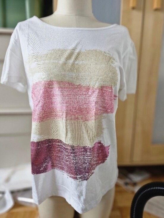 CHARLIE B Tops - CHARLIE B White Short-Sleeve Top with Pink, Beige & Deep Rose Brushstrokes